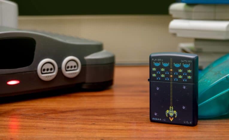 Zippo Sturmfeuerzeug im Retro-Gaming-Design