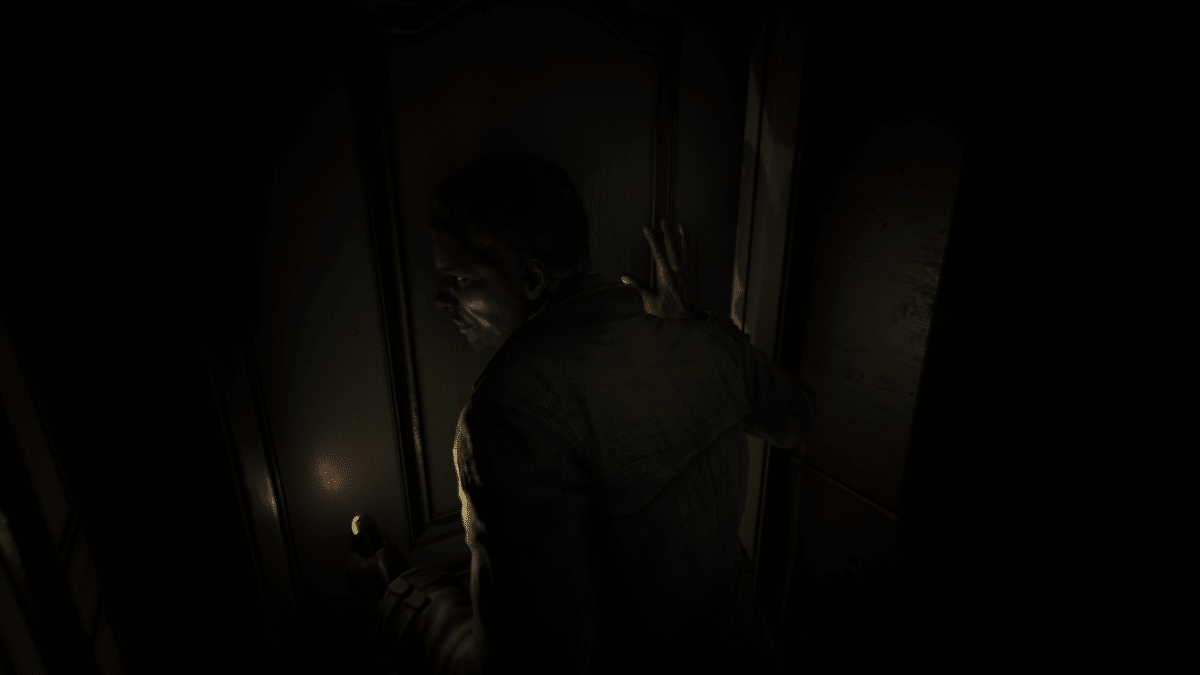Song of Horror: Lausche an Türen bevor du einen neuen Raum betrittst.