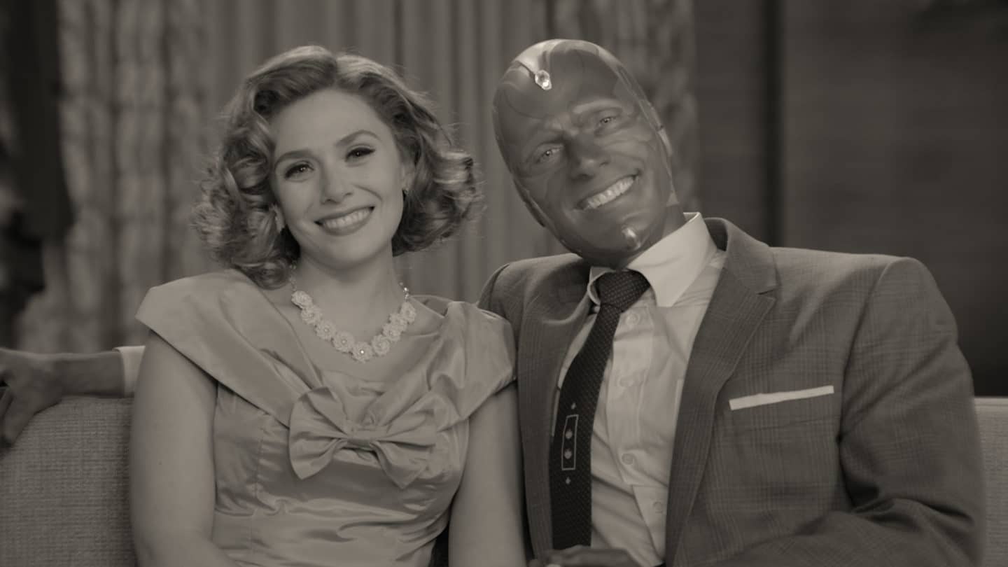 WandaVision Marvel helden Paul Bettany and Elizabeth Olsen in WandaVision Retro Style © Marvel Studios & Disney