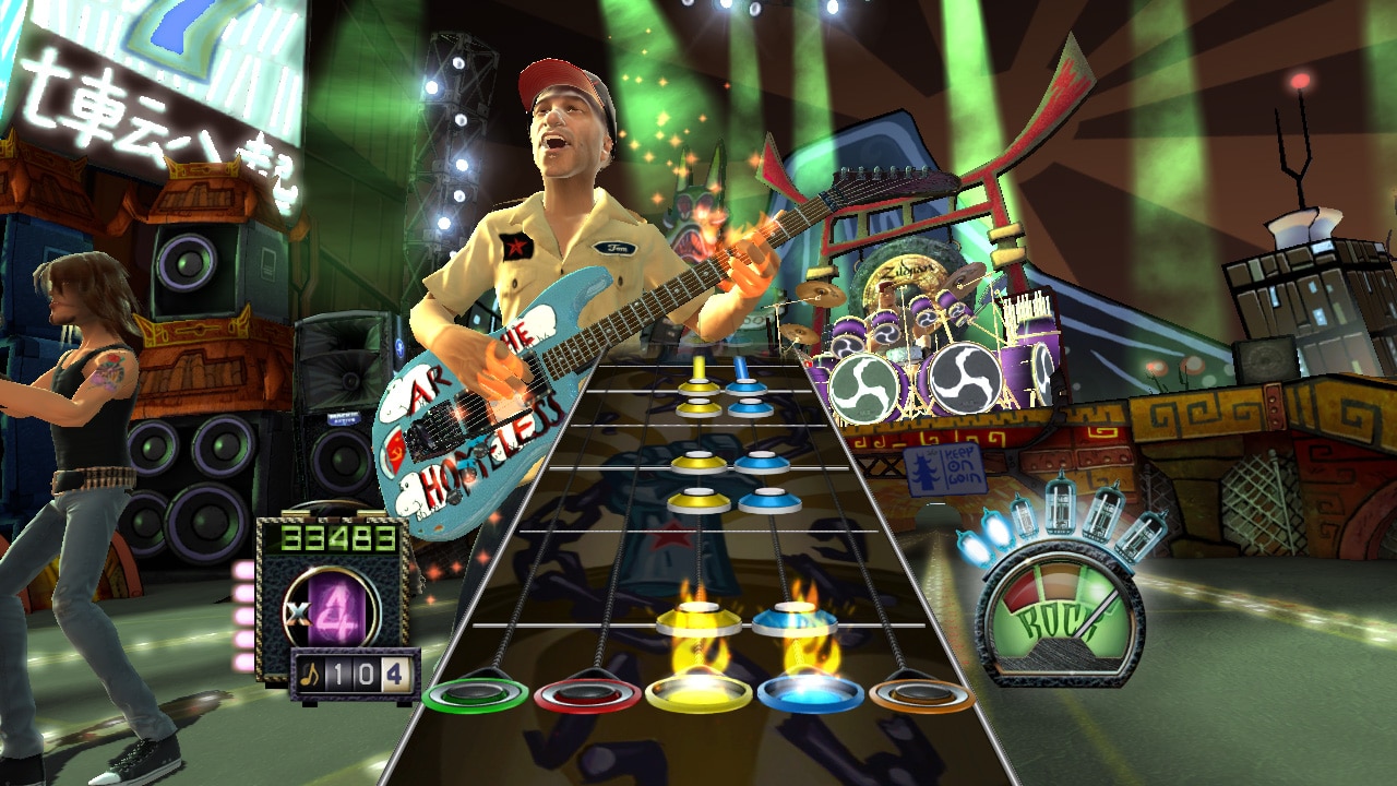 In Guitar Hero III: Legends of Rock versuchen wir, die Noten mit den Tasten auf unserer Plastikgitarre zum richtigen Zeitpunkt zu treffen. © Activision, Neversoft