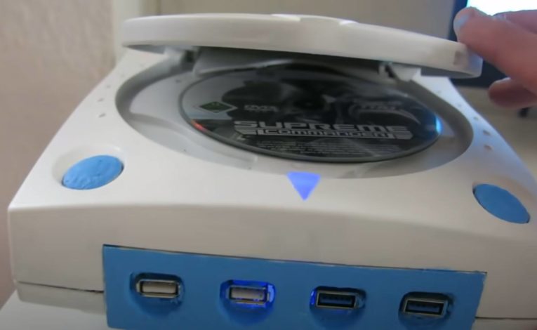 Ein Hardware-Modder zeigt wie man einen Gaming PC in ein Dreamcast-Gehäuse bekommt! - Quelle: YouTube