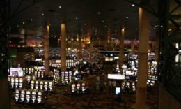 zahlreiche Spielautomaten in einem Las-Vegas-Casino