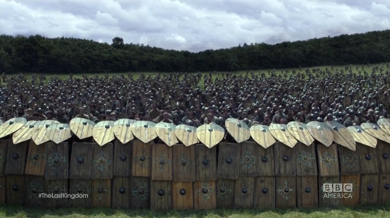 "Dann soll der Troll halt kommen!" Wie in der Netflix-Wikingerserie "The Last Kingdom" lassen sich in "Valheim - Hearth &amp; Home" künftig effektive Schildwälle errichten. © BBC America, Netflix