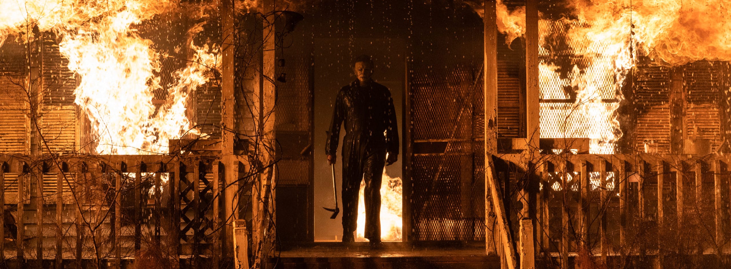 Flammeninferno Michael Myers (aka The Shape) in Halloween Kills, directed by David Gordon Green © 2021 UNIVERSAL STUDIOS. All Rights Reserved.