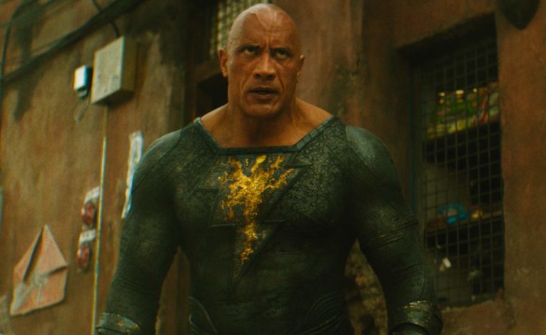 DWAYNE JOHNSON als Black Adam in New Line Cinemas Action-Abenteuer „BLACK ADAM“, eine Veröffentlichung von Warner Bros. Pictures. - © 2022 Warner Bros. Entertainment Inc. Alle Rechte vorbehalten.