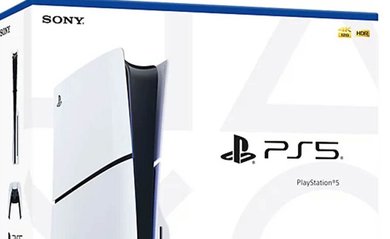 Die neue Verpackung der PS5 Slim kommt ohne 8K-Label, dass standardmäßig seit 2020 darauf war. - Bild: PlayStation.com