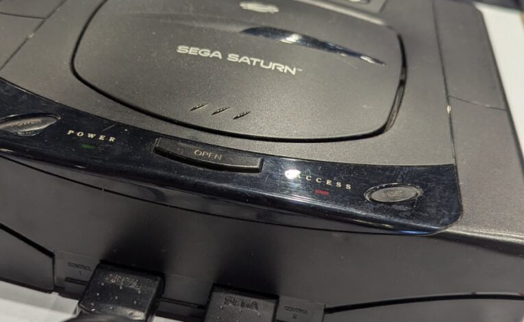 Ein Klassiker der eigentlich Nintendo besiegen sollte aber floppte: die SEGA Saturn-Konsole. - Bild: Markus Bauer