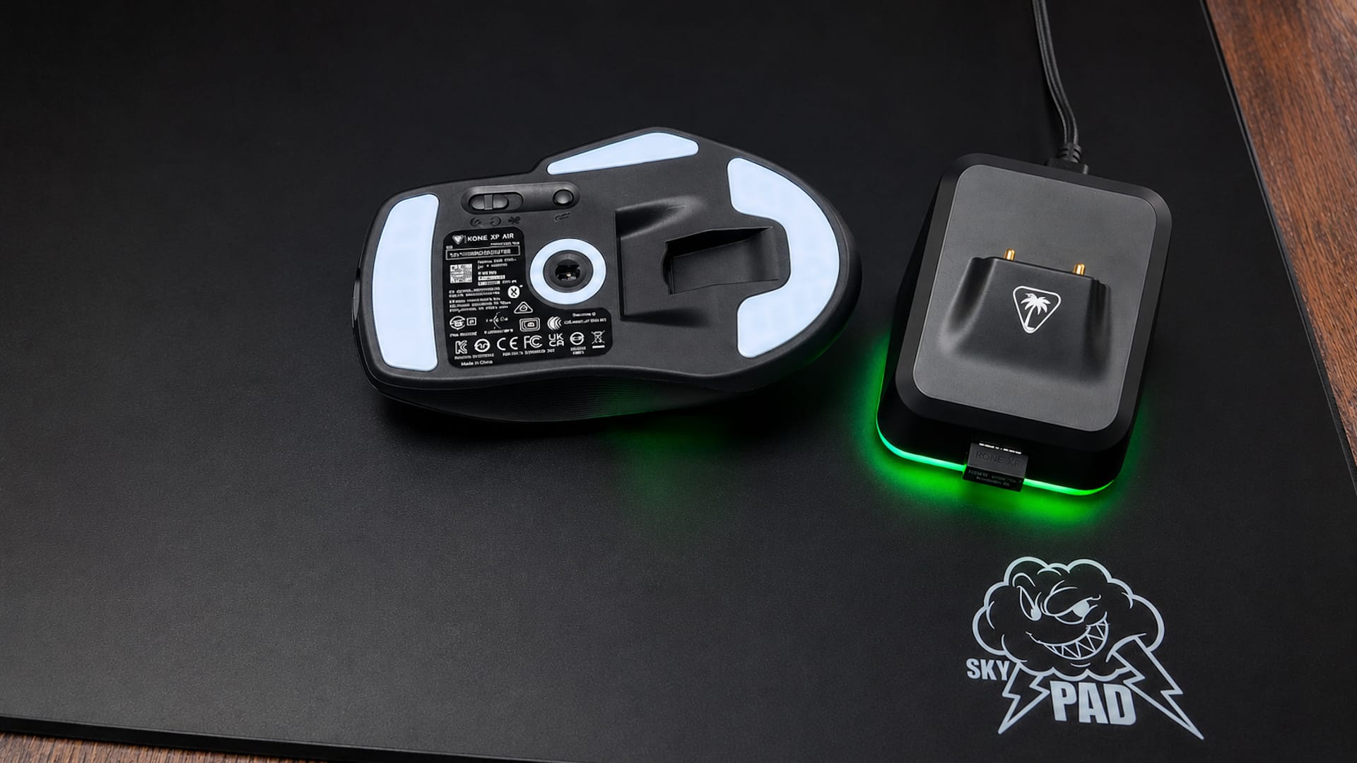 Die Unterseite der Kone XP Air zeigt den Owl-Eye-Sensor sowie die großflächigen PTFE-Gleitfüße.