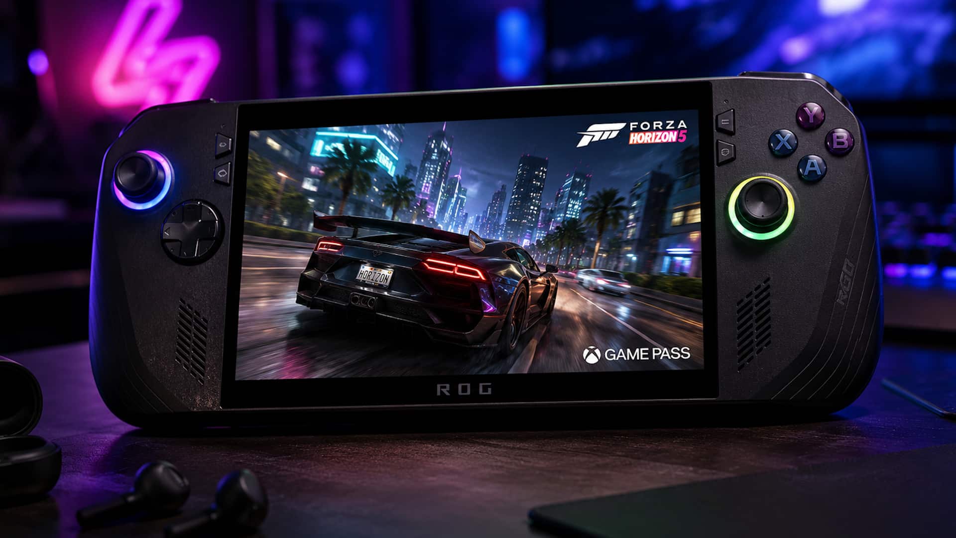 Das Bild zeigt einen modernen Gaming-Handheld auf einem Schreibtisch in einer beleuchteten Gaming-Umgebung. Auf dem Display läuft ein Rennspiel, während die Bedienelemente und das integrierte Display des Geräts gut sichtbar sind.