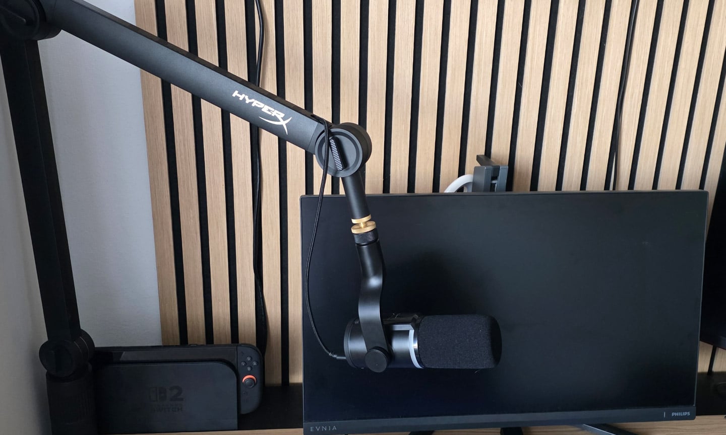 So siehst das HyperX FlipCast aufgebaut aus HyperX FlipCast in voller Montage auf einem Gaming-PC-Tisch. - Bild: Markus Bauer