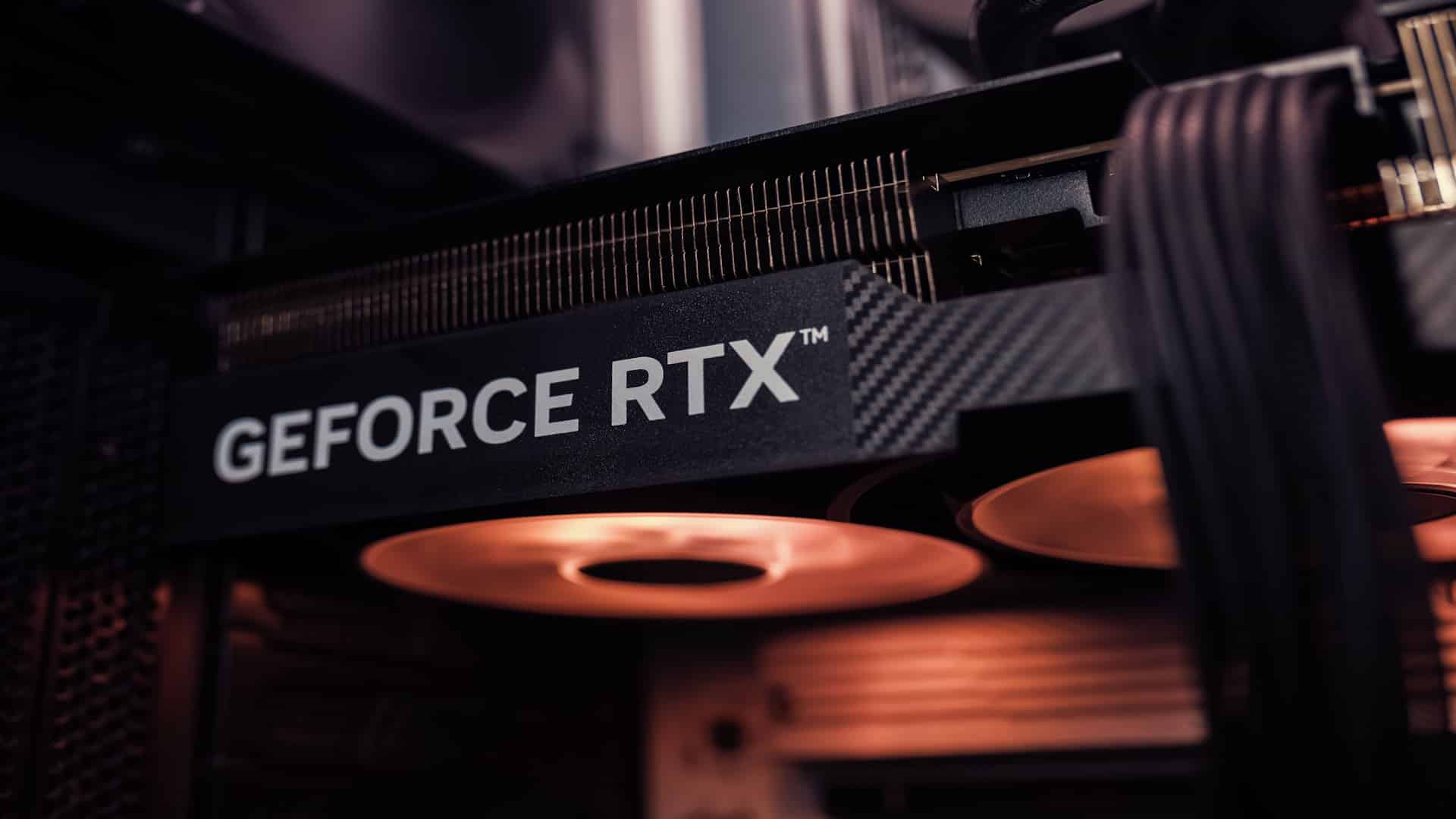 Das Bild zeigt eine moderne Grafikkarte im Inneren eines Gaming-PCs. Die Aufnahme steht für leistungsstarke Hardware und die steigenden Anforderungen aktueller PC-Spiele.