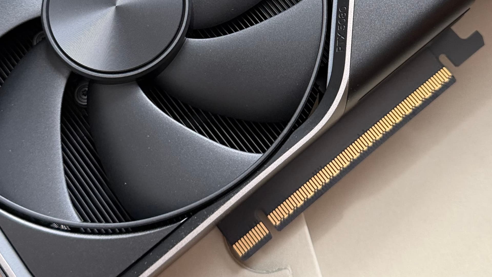 Das Bild zeigt eine moderne High-End-Grafikkarte mit großem Kühlsystem. Die Aufnahme steht stellvertretend für leistungsstarke PC-Hardware und zukünftige Entwicklungen im Gaming-Bereich.