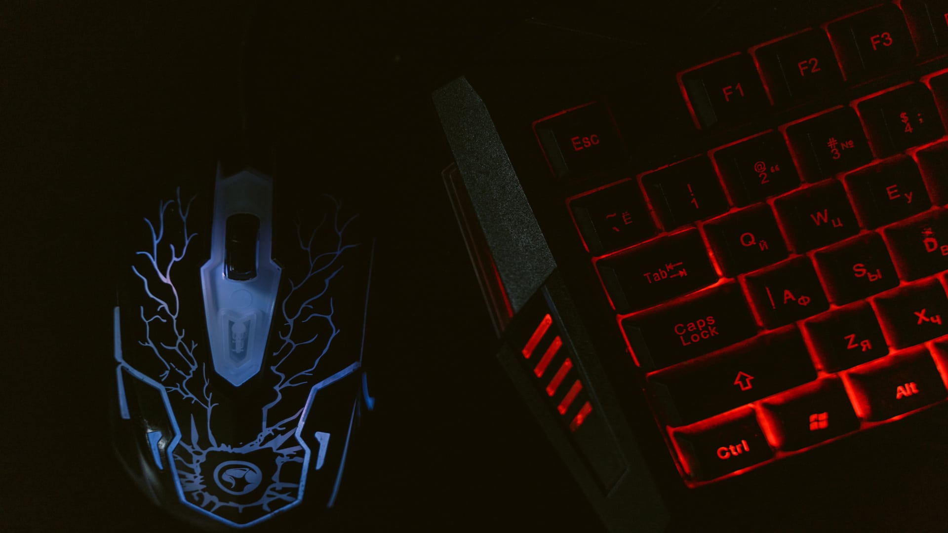 Das Bild zeigt eine beleuchtete Gaming-Tastatur und eine Computermaus auf einem Schreibtisch. Die Aufnahme steht für moderne Gaming-Peripherie und die fortlaufende Entwicklung von Eingabegeräten für PC-Spieler.