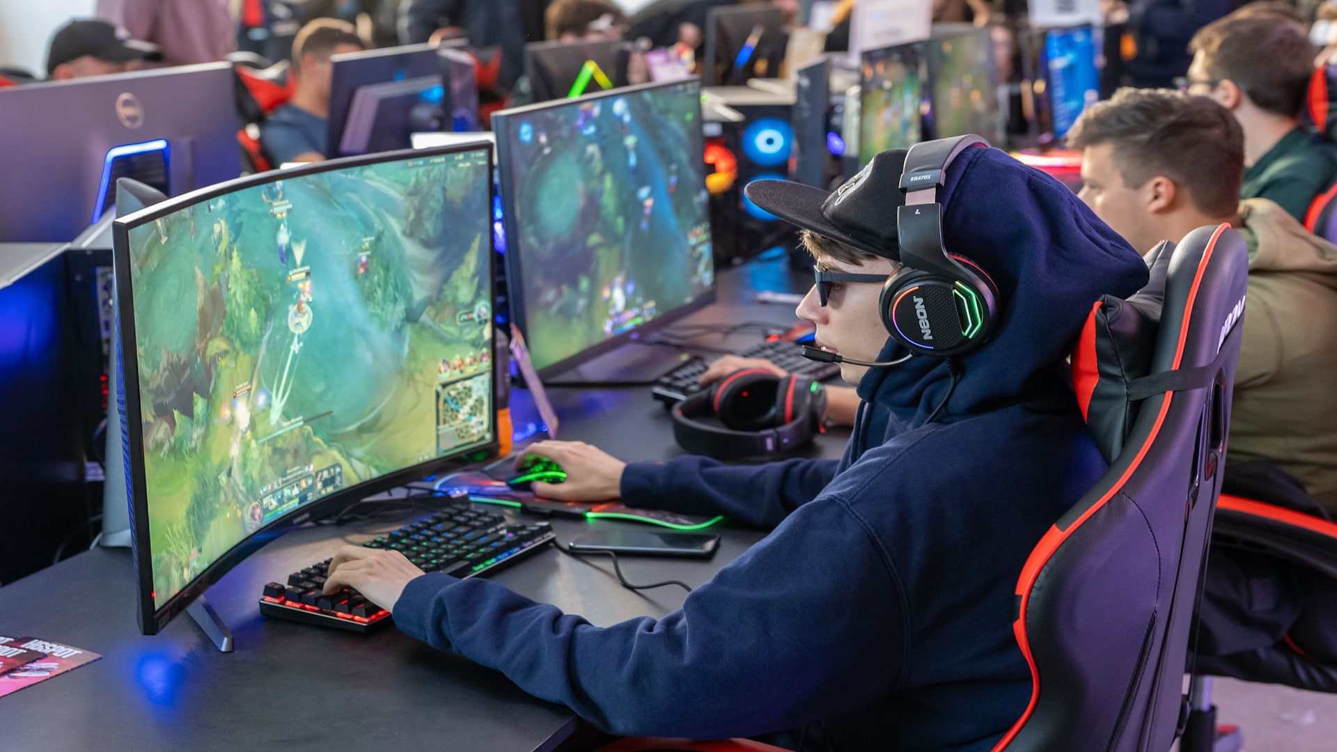 Das Bild zeigt mehrere Gamer bei einer gemeinsamen Gaming-Session. Die Aufnahme steht für kompetitives Spielen und moderne Gaming-Hardware.