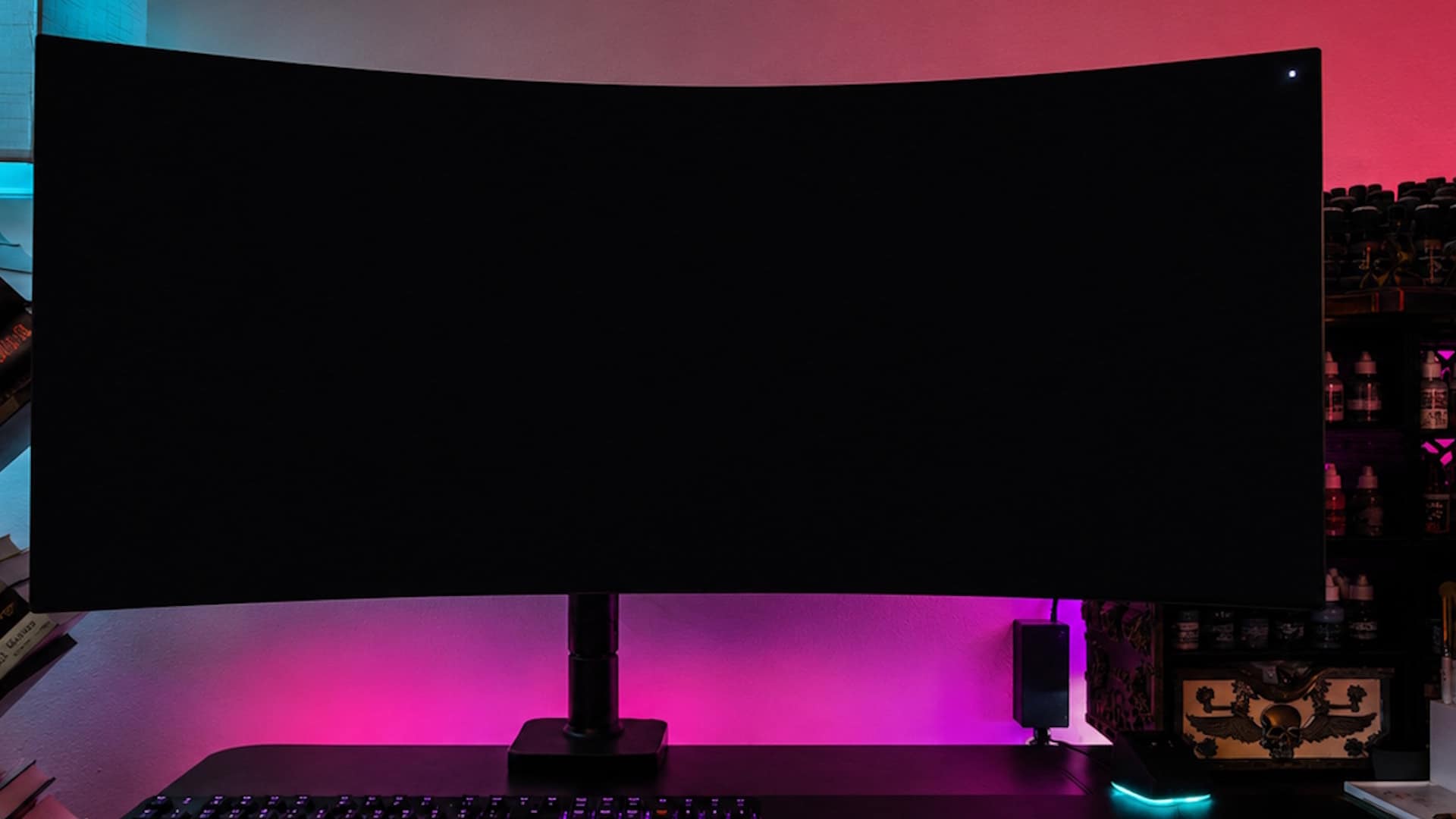Curved-Monitor, auf dem ein schwarzes Bild zu sehen ist. 