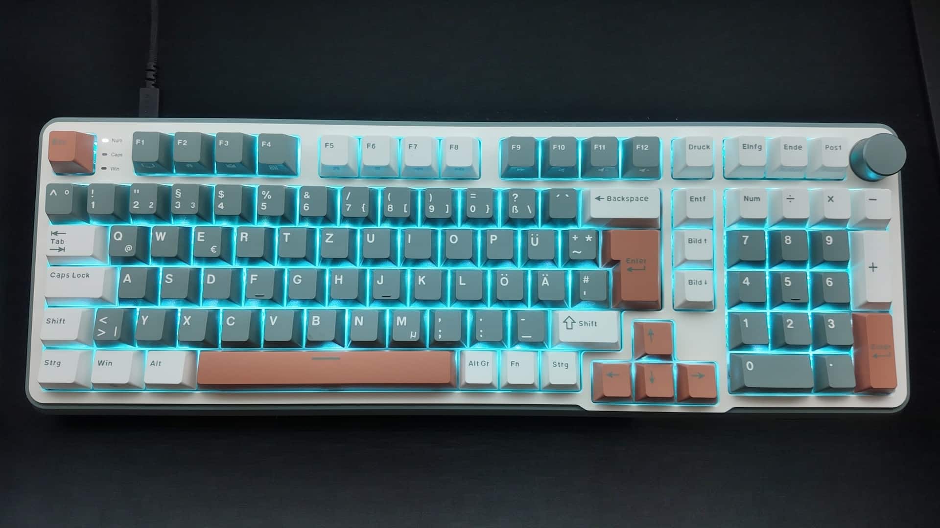 Rolyal Kludge C98 blau beleuchtet