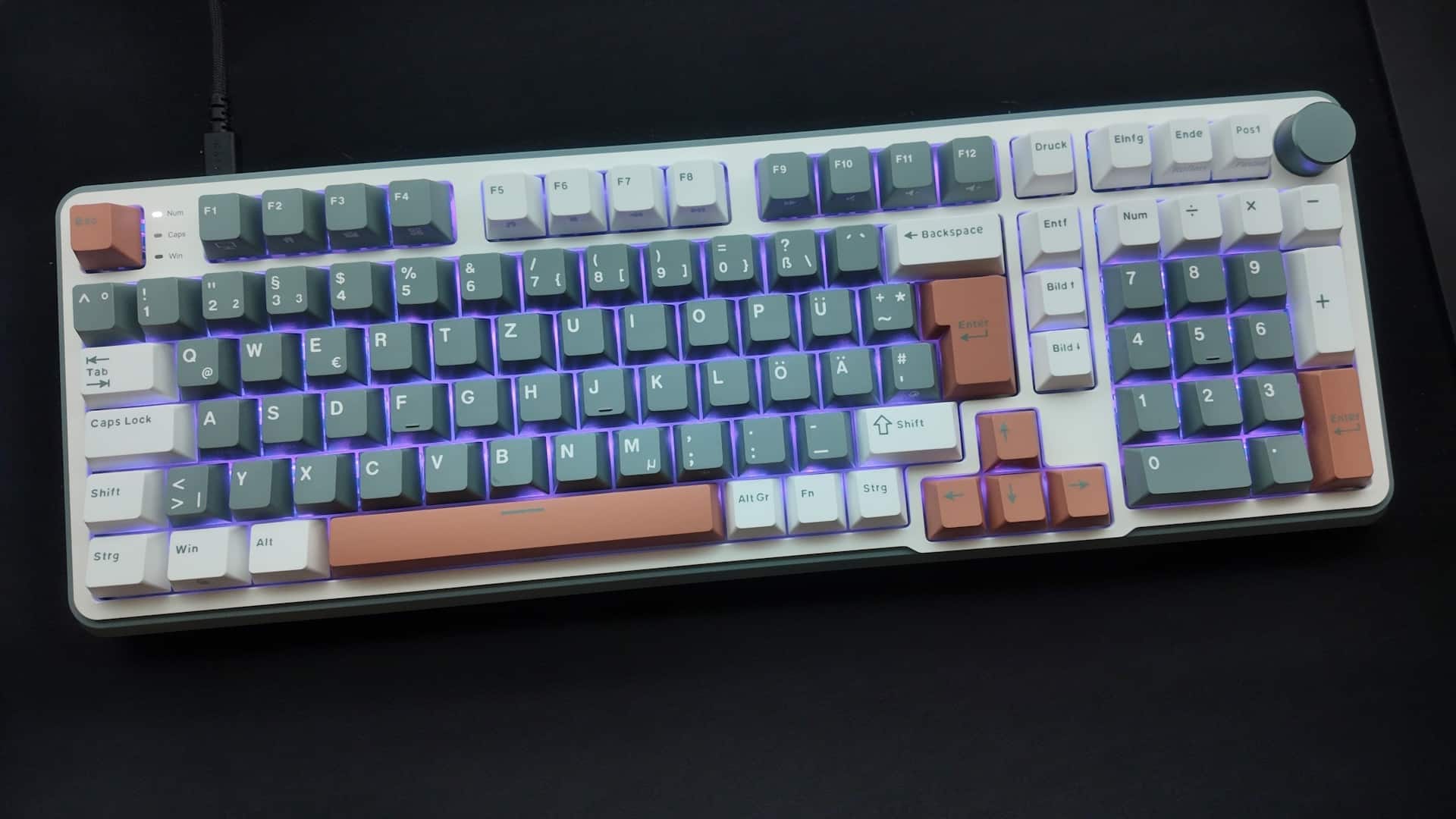 Rolyal Kludge C98 violett beleuchtet